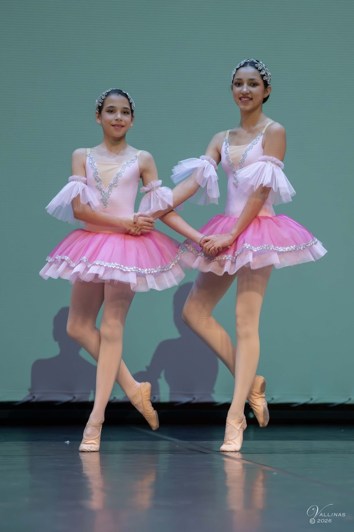 Dos niñas con tutú rosa bailando un dúo clásico