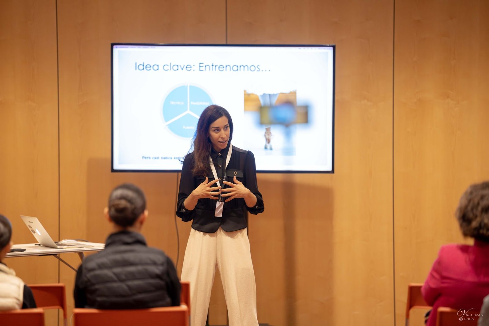 Ponente dando una conferencia ante el público con una presentación proyectada