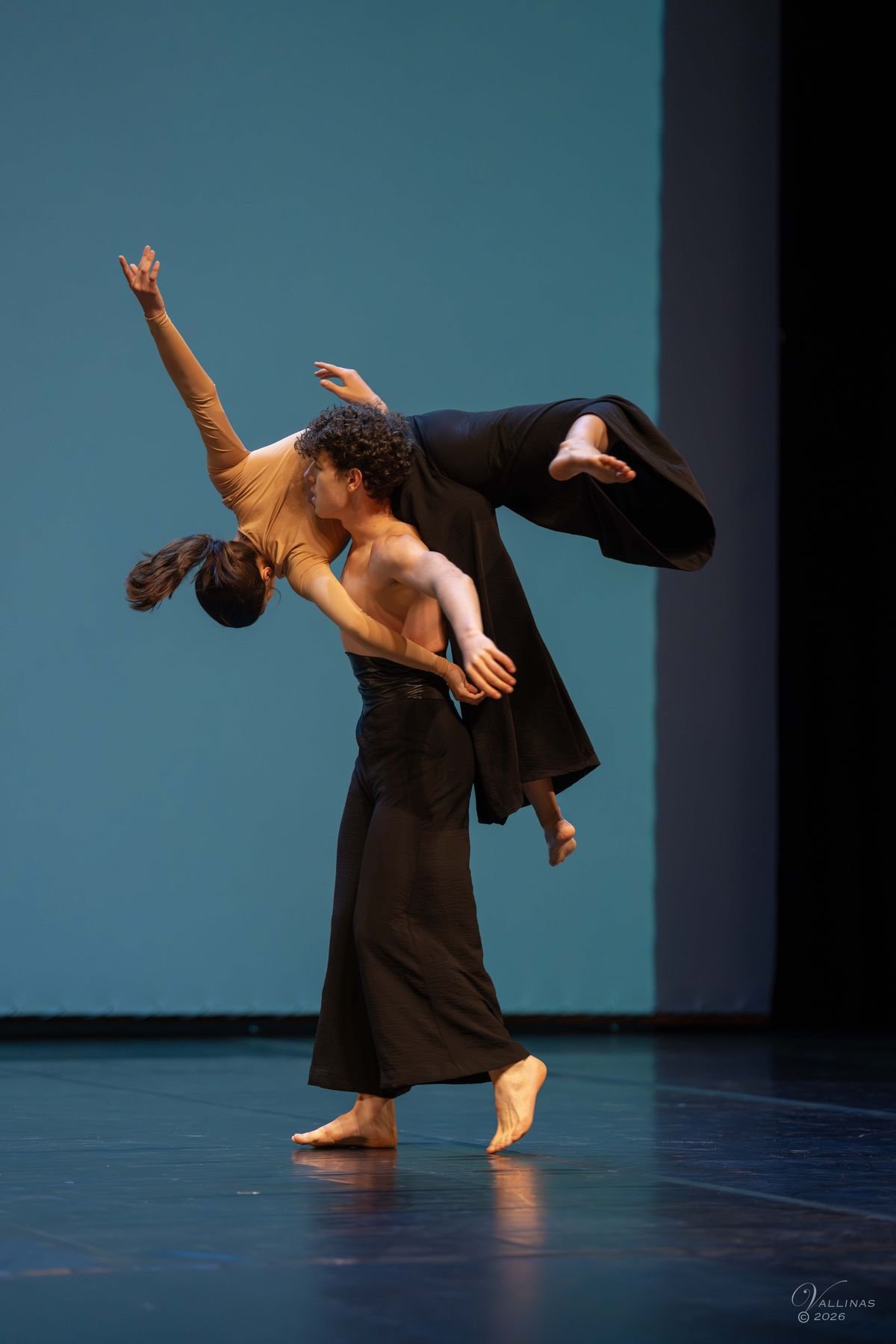 Dúo de contemporáneo: un bailarín levanta a su compañera sobre el hombro