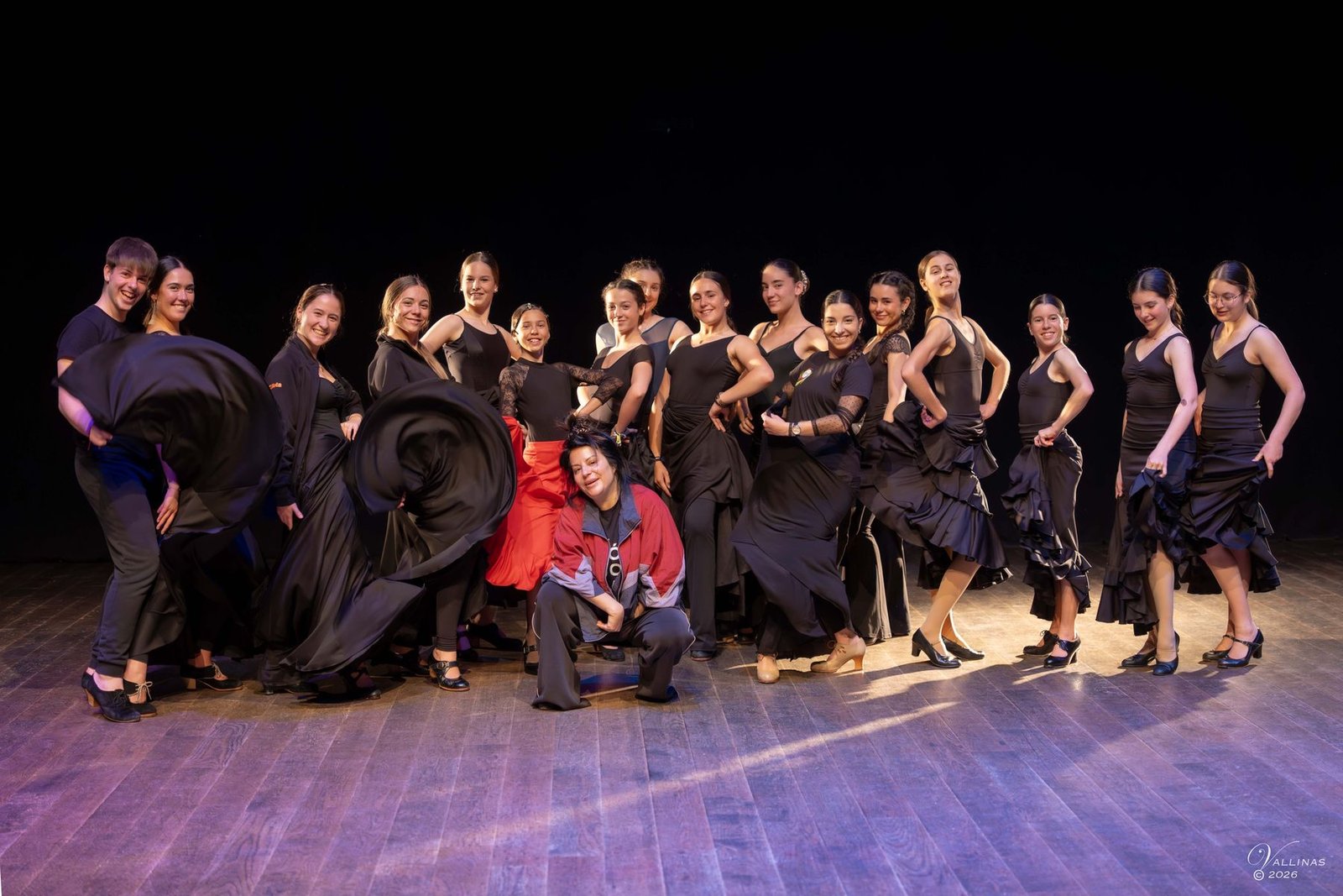 Foto de grupo de las alumnas de la masterclass de flamenco con su maestra en el escenario