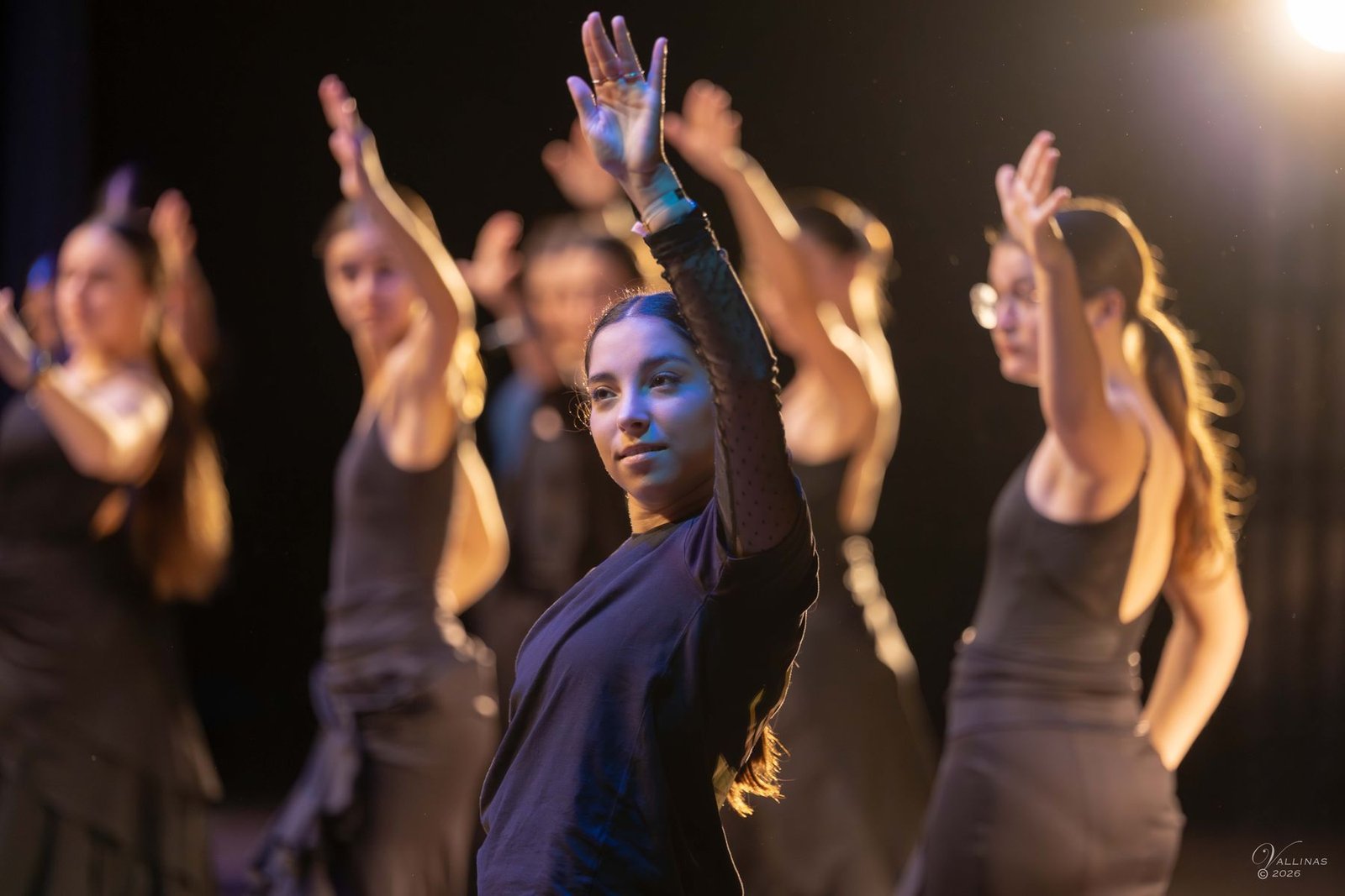 Alumnas de flamenco con falda negra marcando brazos durante la masterclass de flamenco