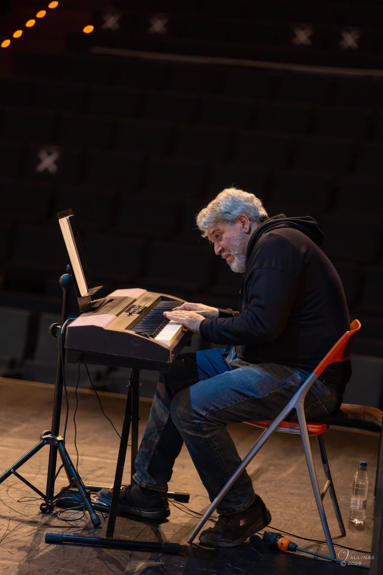 Pianista acompañando la clase en directo con un teclado